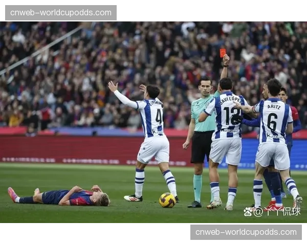 特写:在巴塞罗那的“西甲科技体验中心”,小球迷尝试用体感设备“踢”出任意球 特写:在巴塞罗那的“西甲科技体验中心”,小球迷尝试用体感设备“踢”出任意球