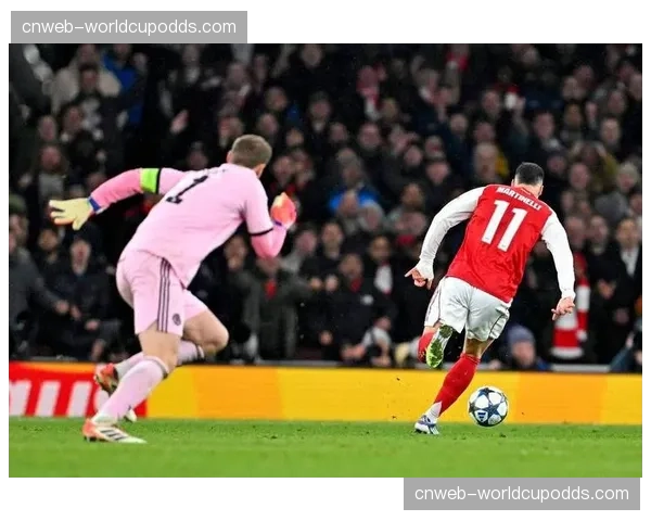 终场哨响,诺伊尔独自留在场地内,向客队看台的拜仁球迷致意 终场哨响,诺伊尔独自留在场地内,向客队看台的拜仁球迷致意