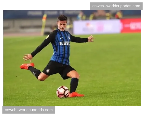 特写：萨勒尼塔纳绝平后，看台上老球迷激动落泪